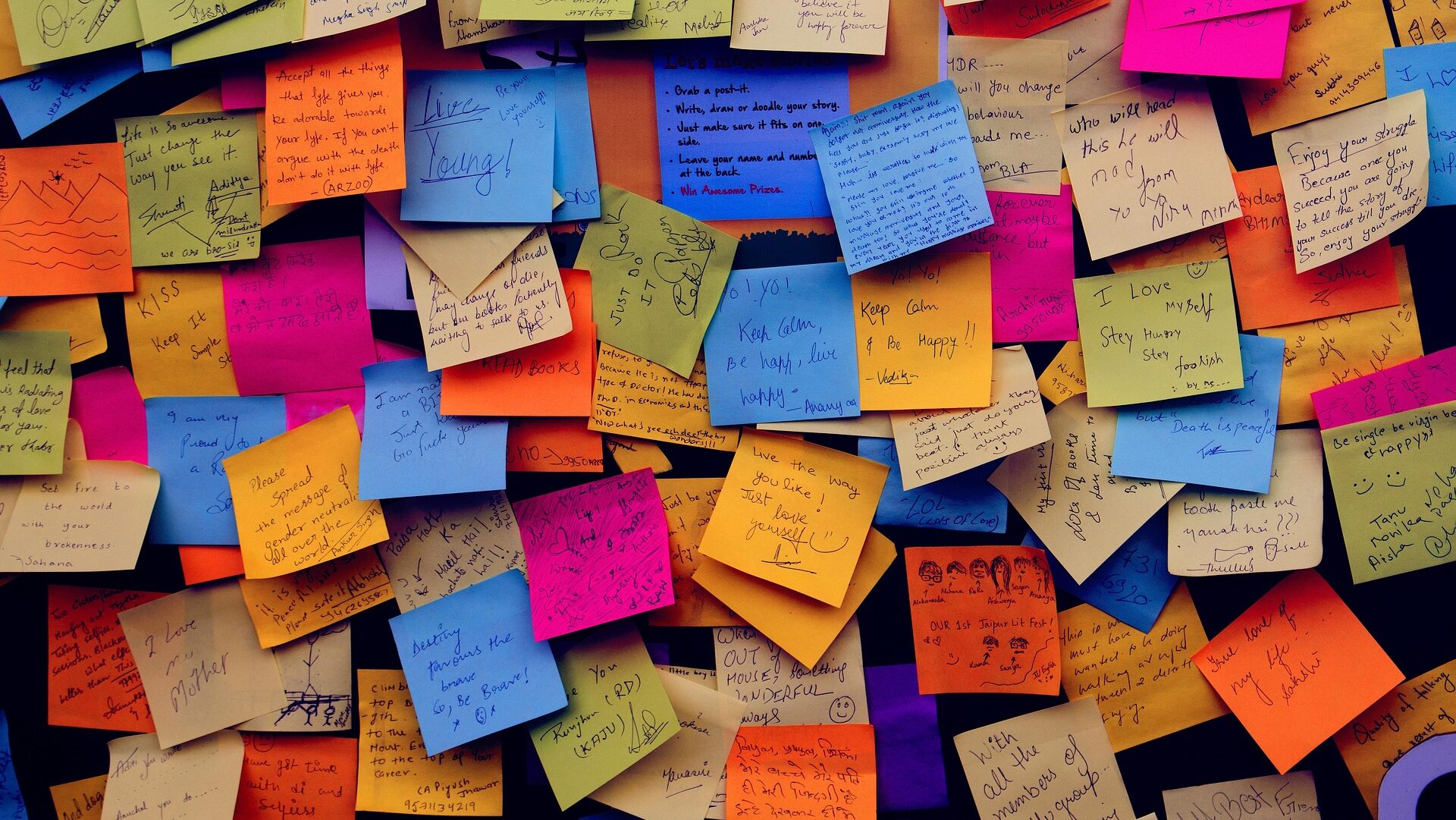 Viele bunte Post-its auf einer Wand.