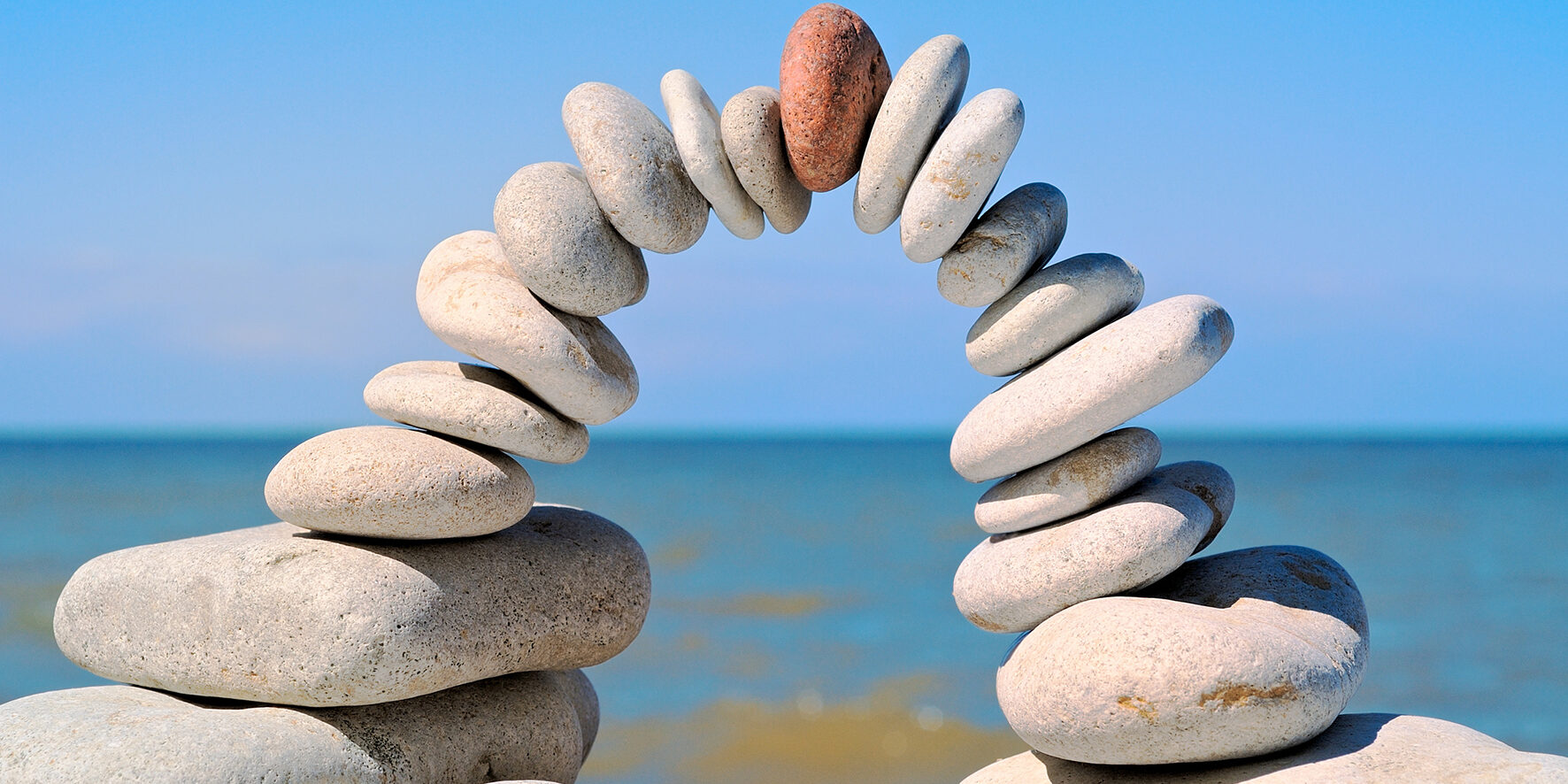 kleine Brücke aus Steinen am Meer