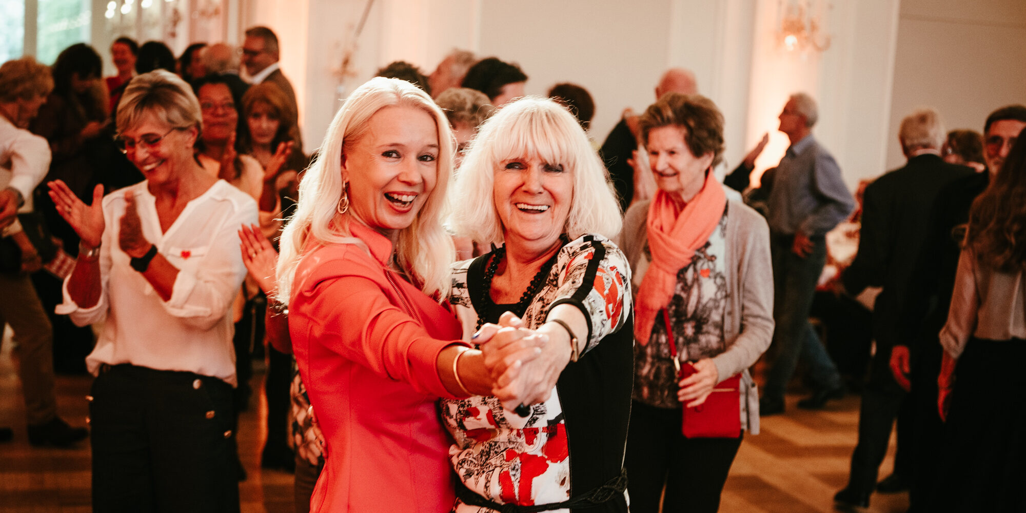 Festlich gekleidete Damen beim Fest der Senior:innen