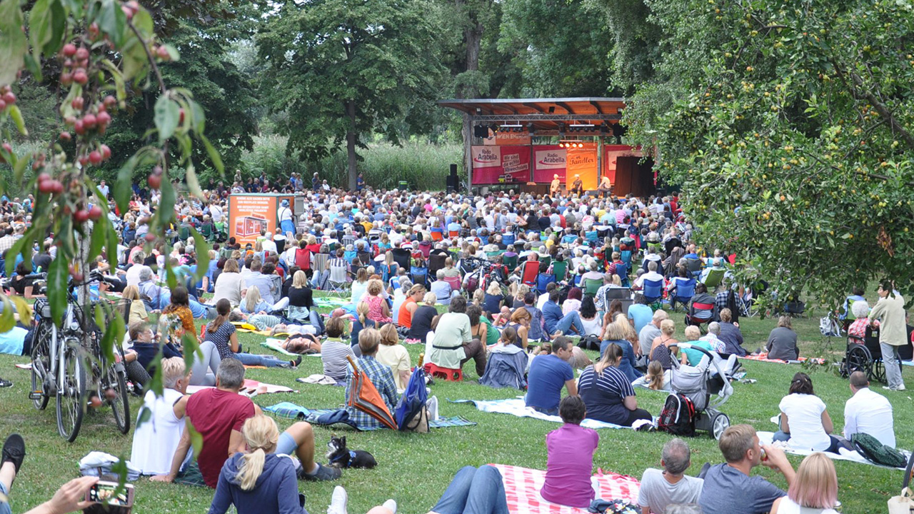 Menschen vor der Bühne im Donaupark Wien