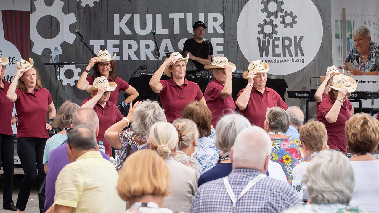 Tänzerinnen der Pensionistinnenklubs der Stadt Wien bei einem Auftritt im Rahmen der Veranstaltung Lebenslust am Donaukanal.