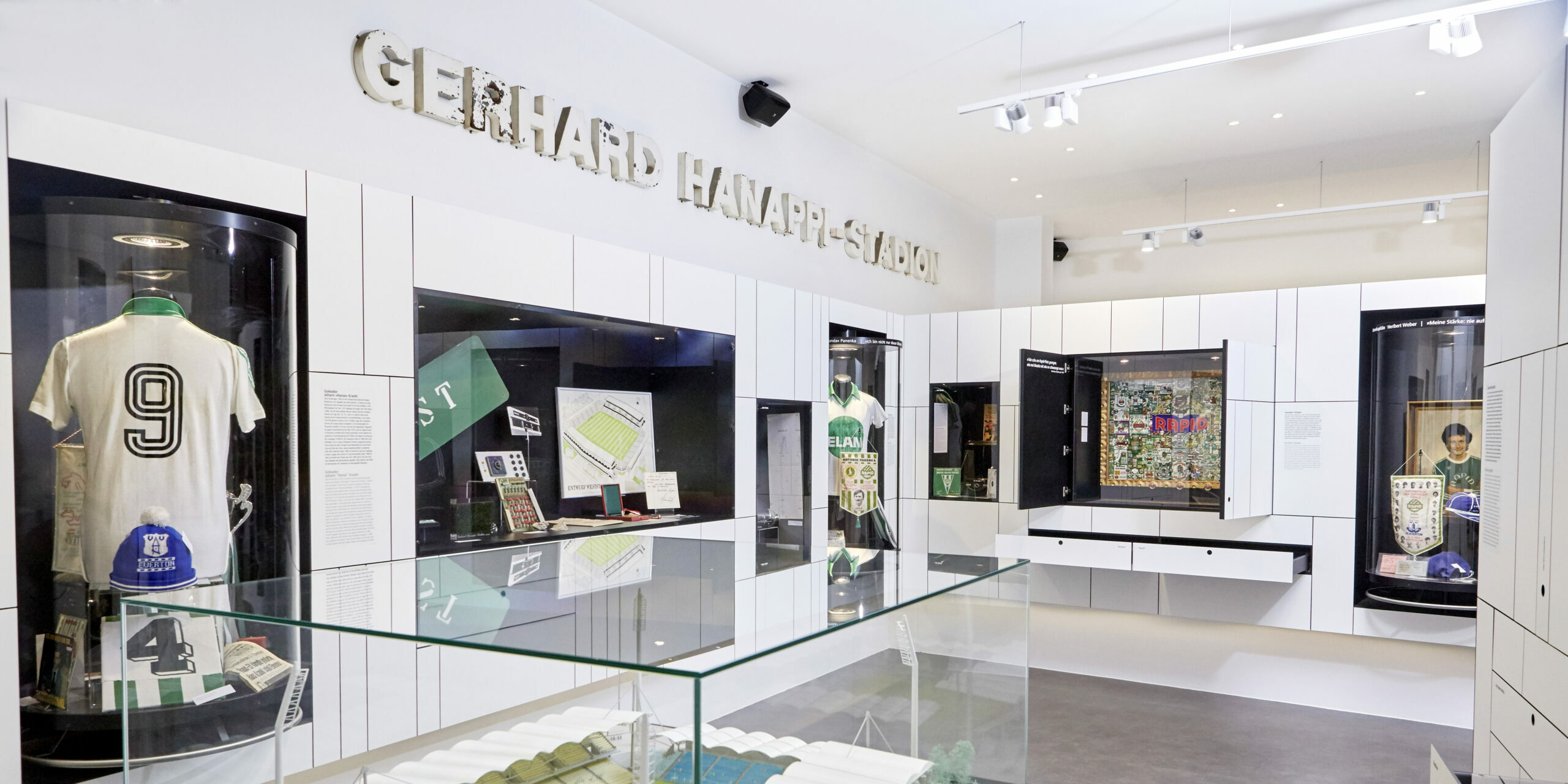 Zimmer mit Vitrine und Ausstellungsstücken des SK Rapid Wien