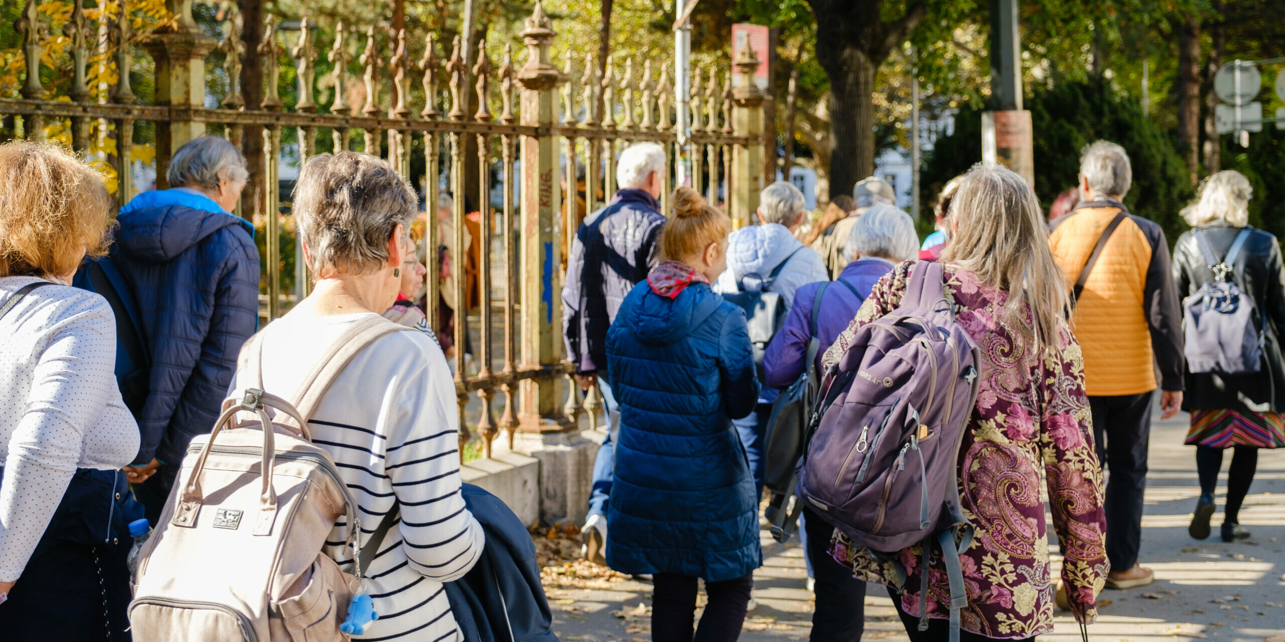 mehrere Personen spazieren gemeinsam