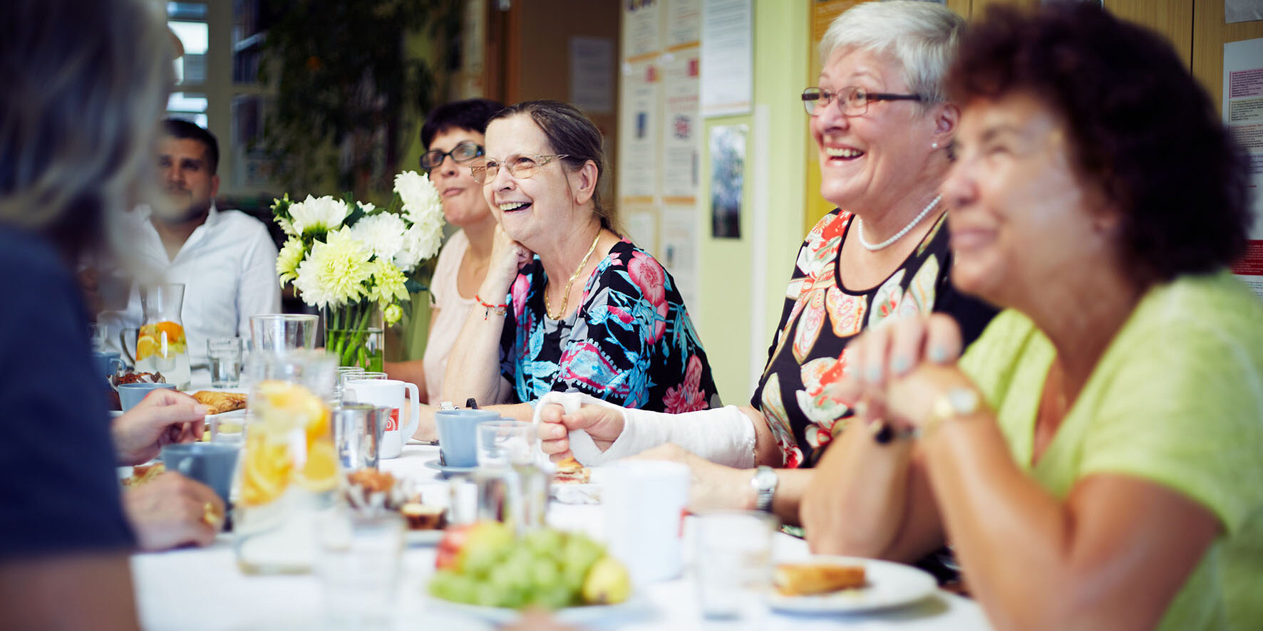 Damen sitzen am Tisch
