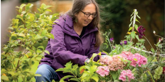 Dame richt an Blumen