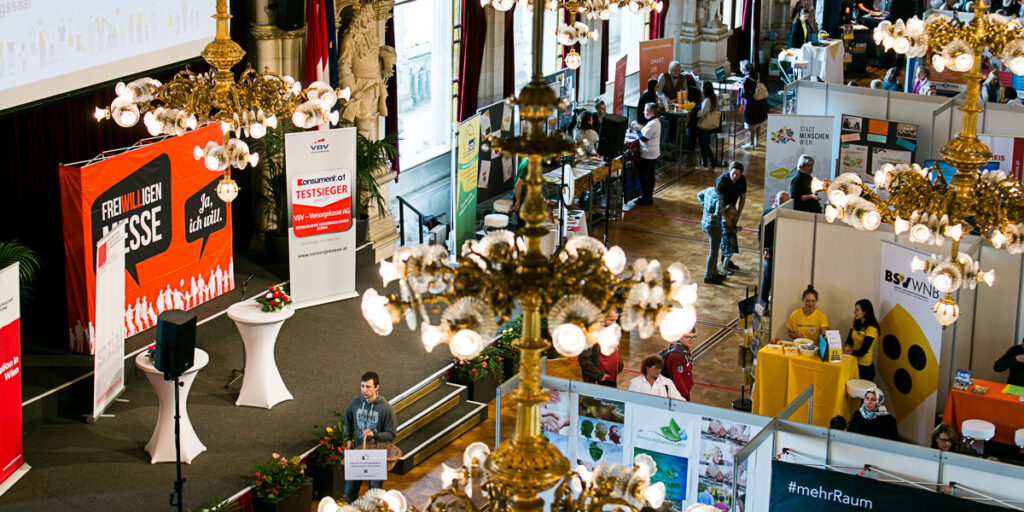 Wiener Rathaus, Wappensaal Bühne Freiwilligenmesse mit Besucher:innen