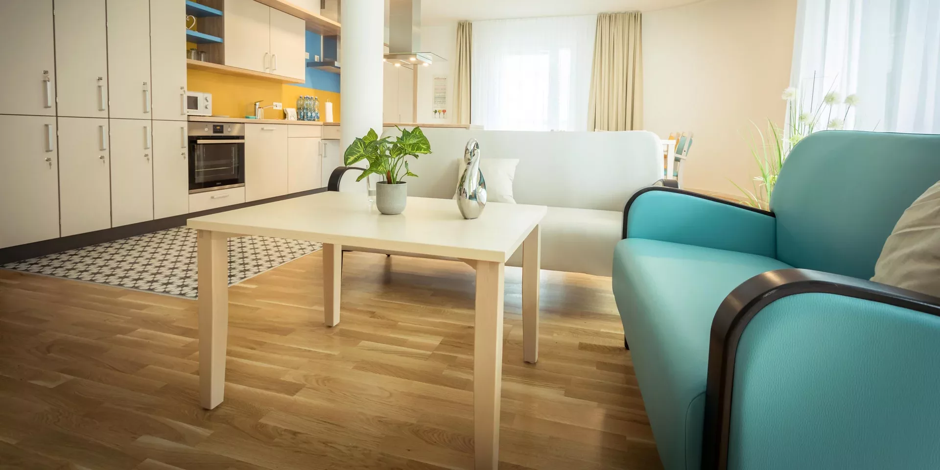 Senioren Wohngemeinschaft Wohnraum Couch und Tisch