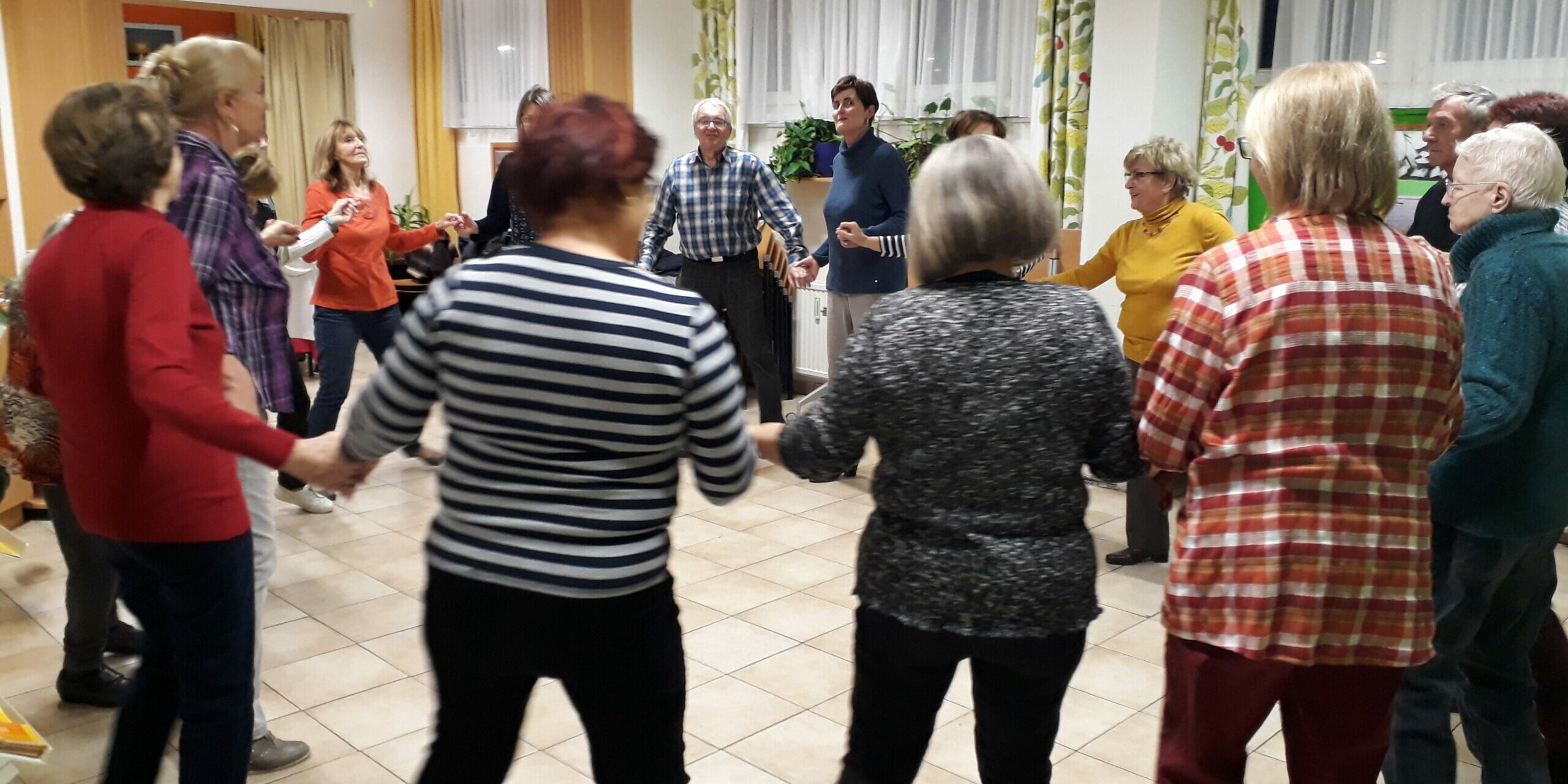 tanzende Menschen im Kreis