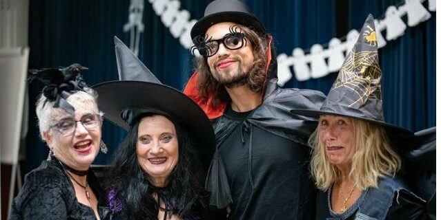 Menschen in Halloween Kostümen