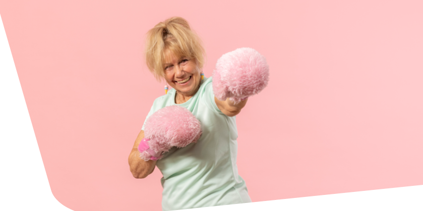 Frau mit rosa Plüsch Boxhandschuhen