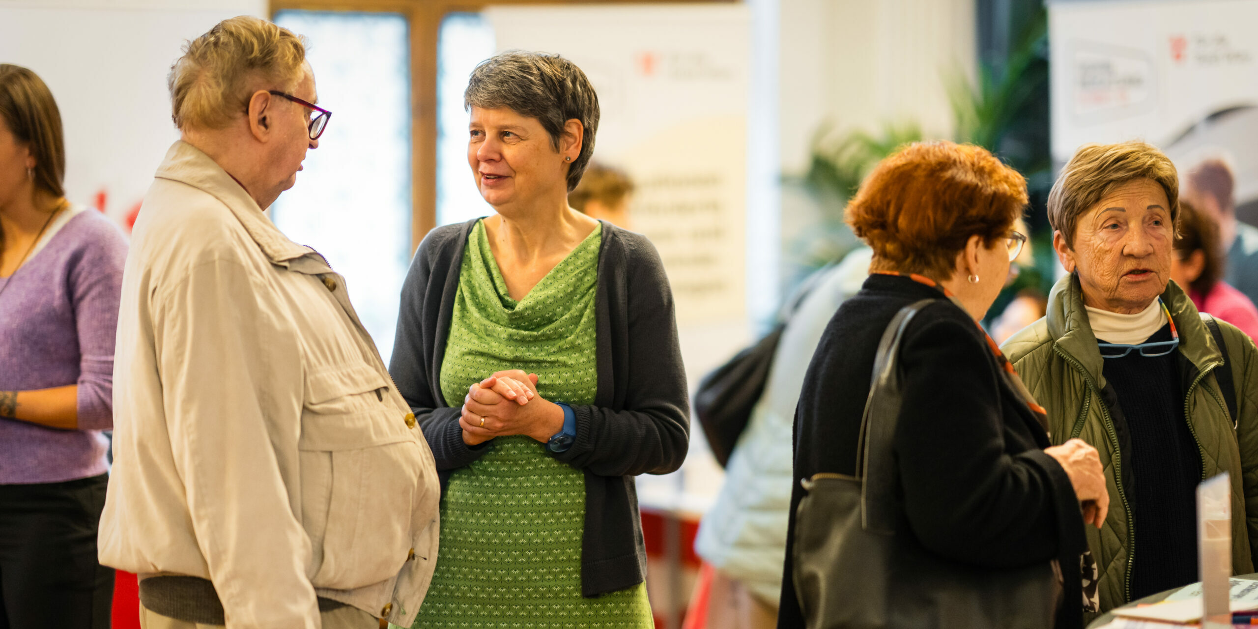 Menschen bei Infoständen