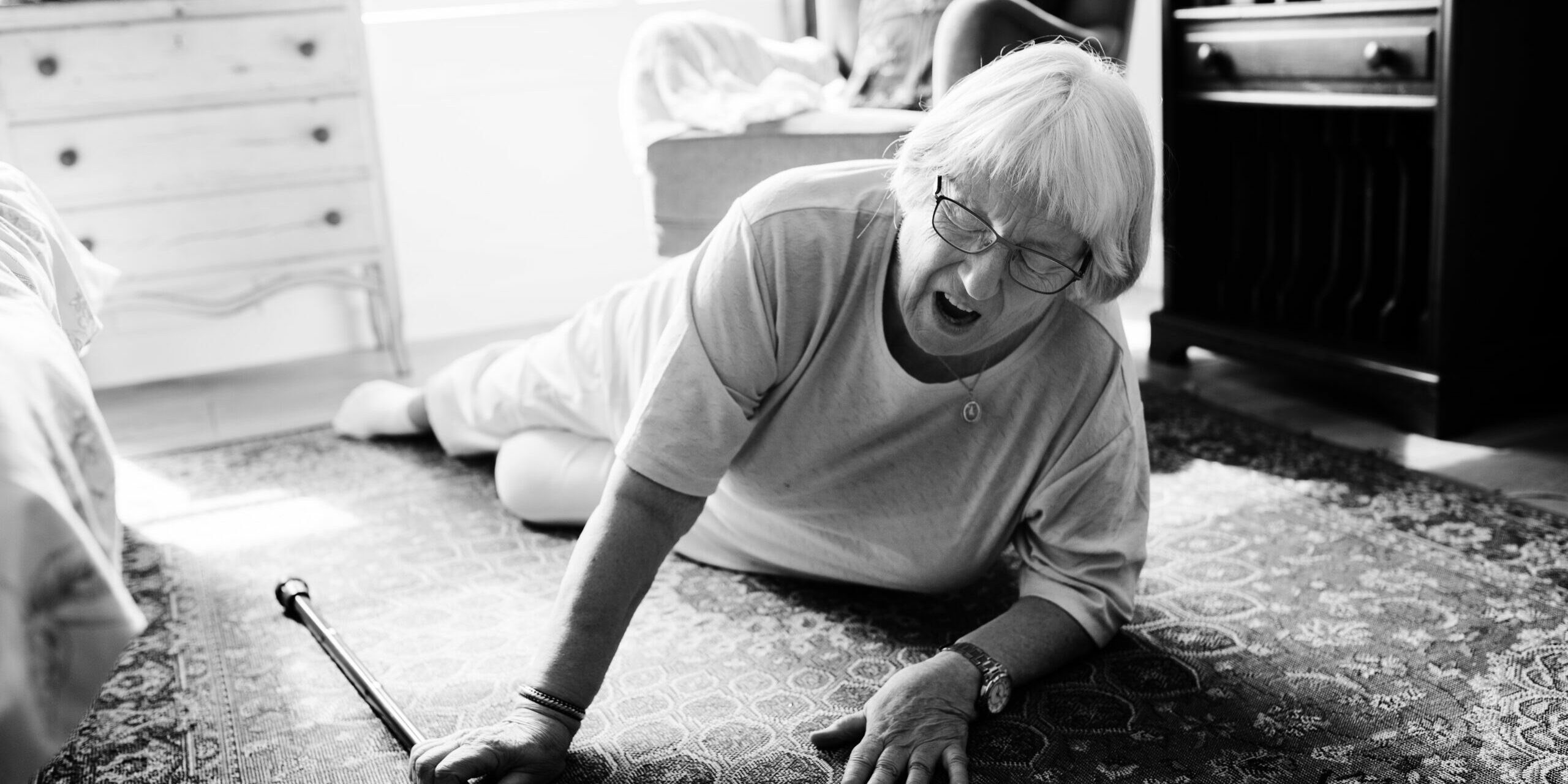 Ältere Frau liegt auf dem Boden