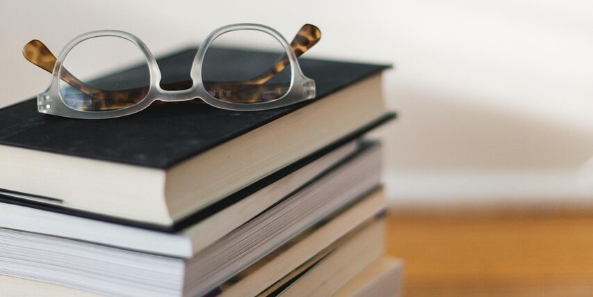 Bücherstapel mit Brille