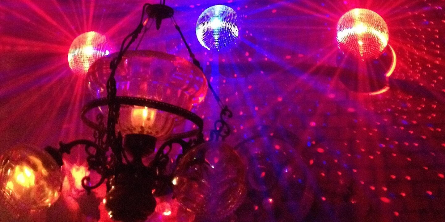 Diskokugeln auf Tanzfläche
