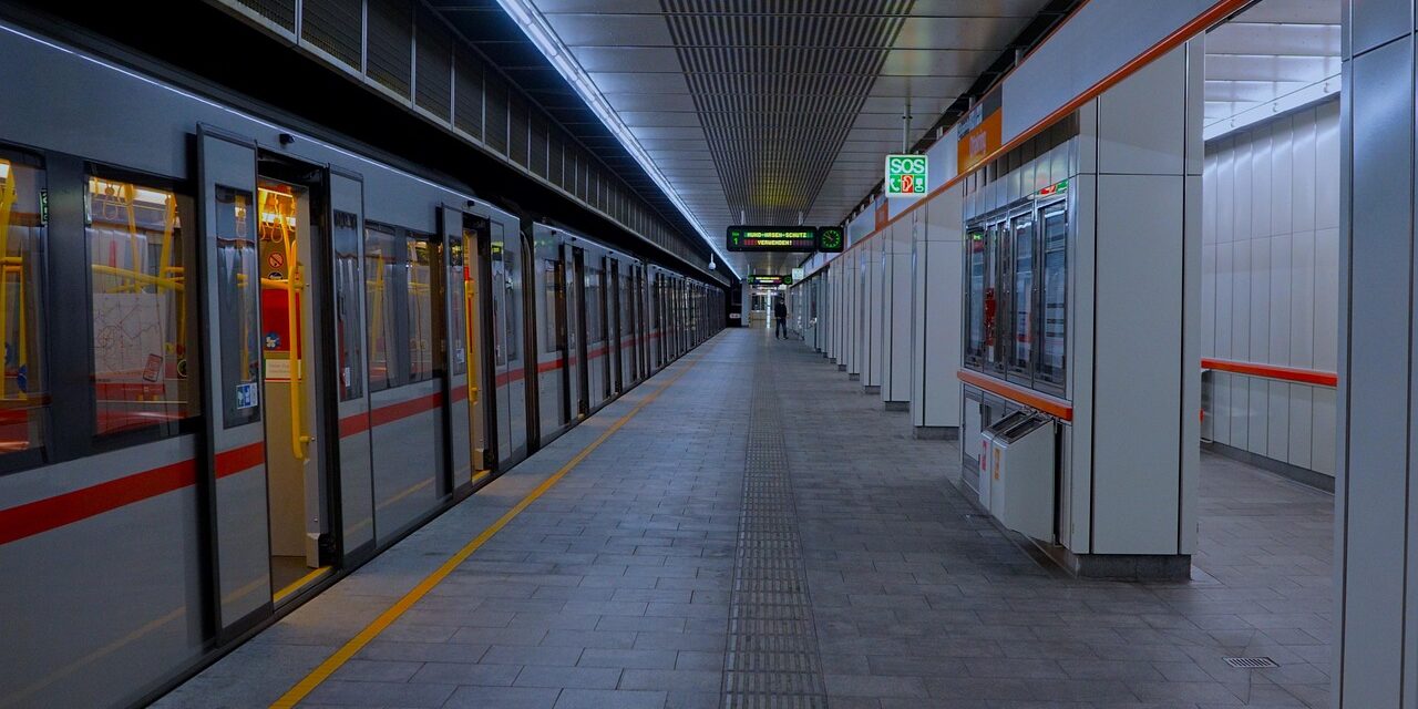 Bahnsteig mit U-Bahn