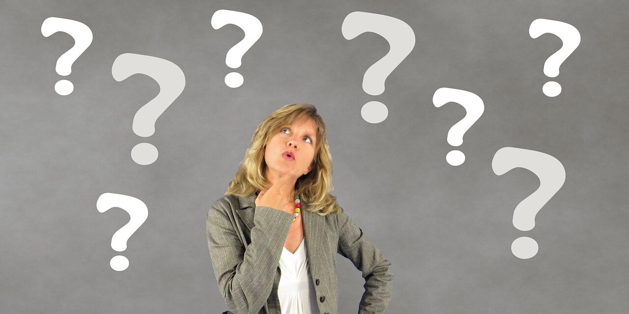 Frau mit vielen Fragezeichen