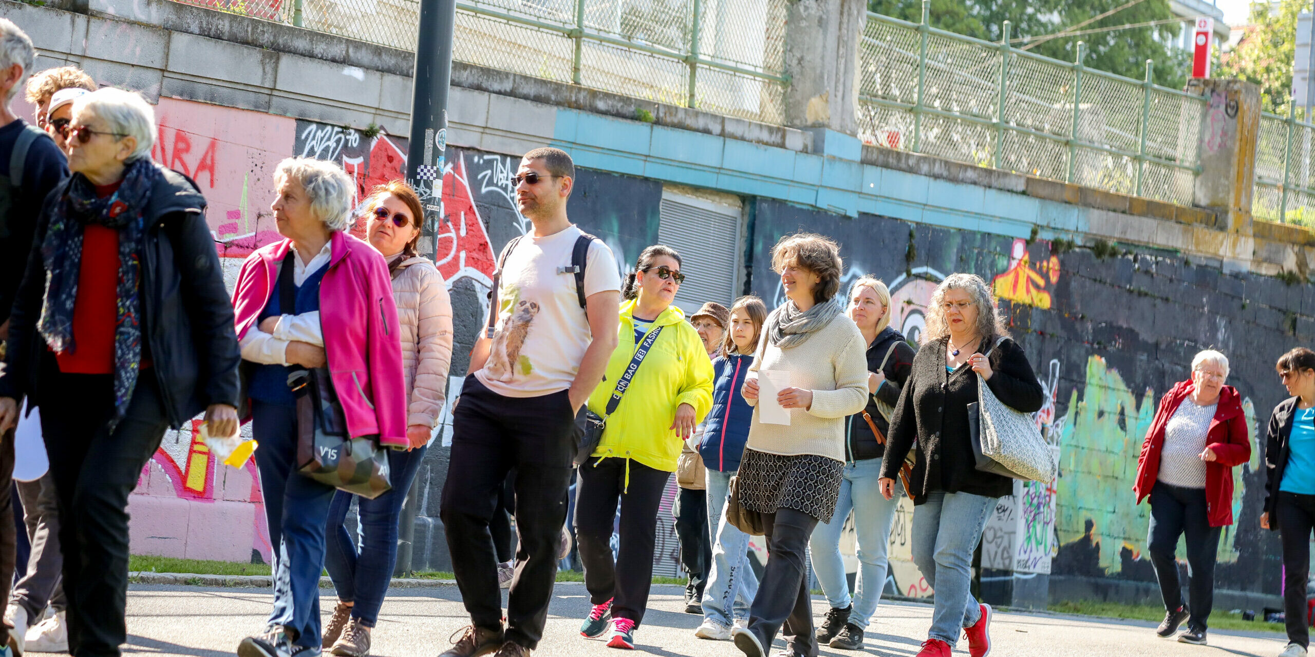 Menschen gehen spazieren