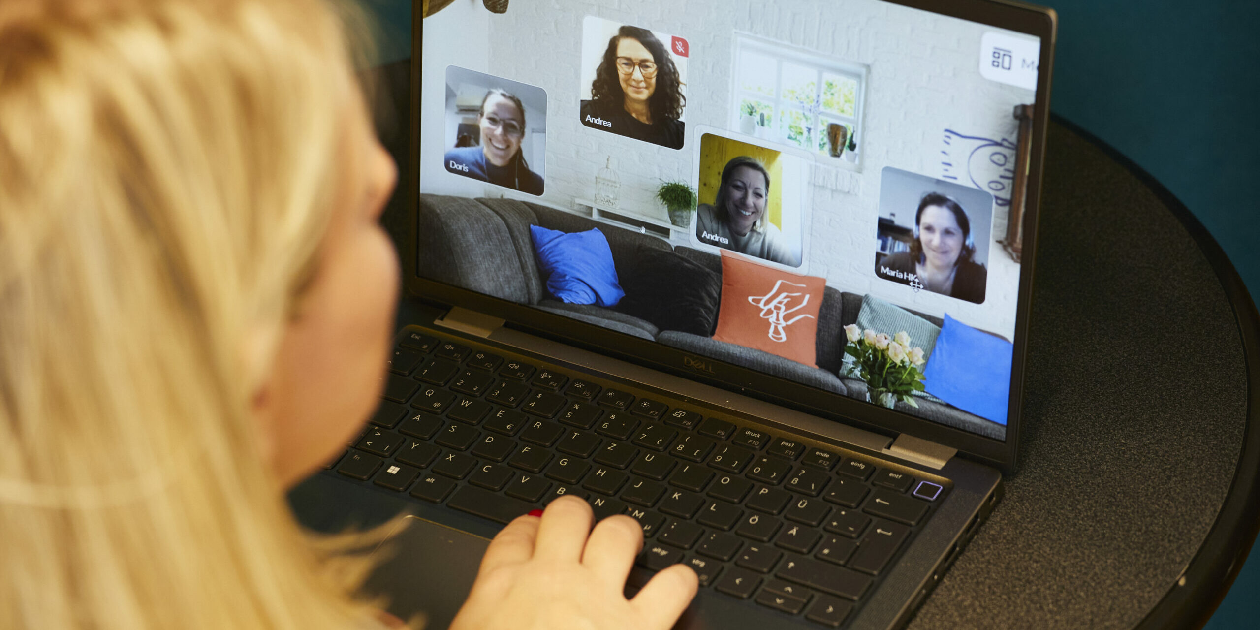 Dame an Laptop - Konferenz online