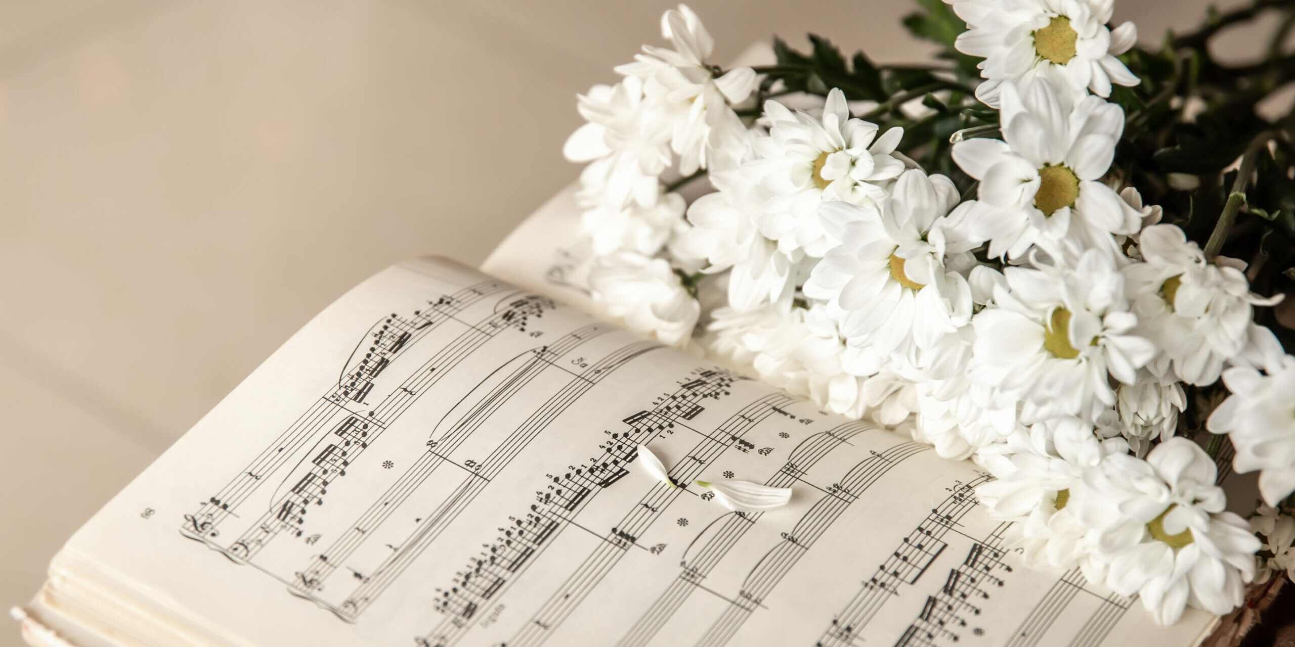 Blumen auf Liederbuch