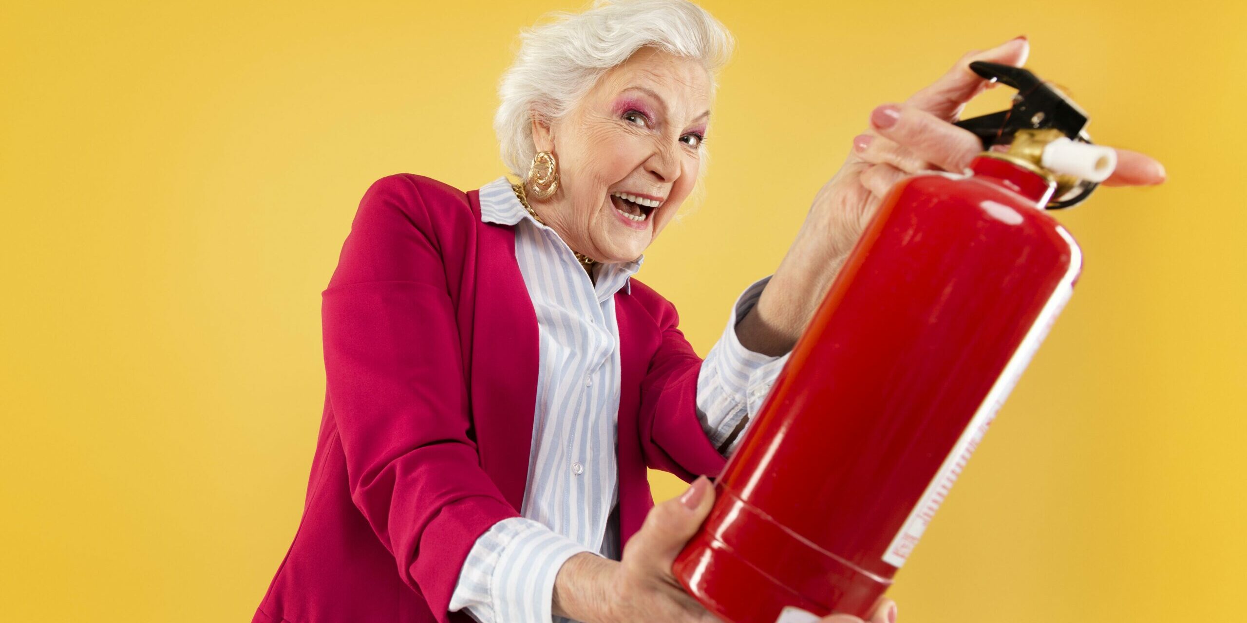 Frau mit Feuerlöscher