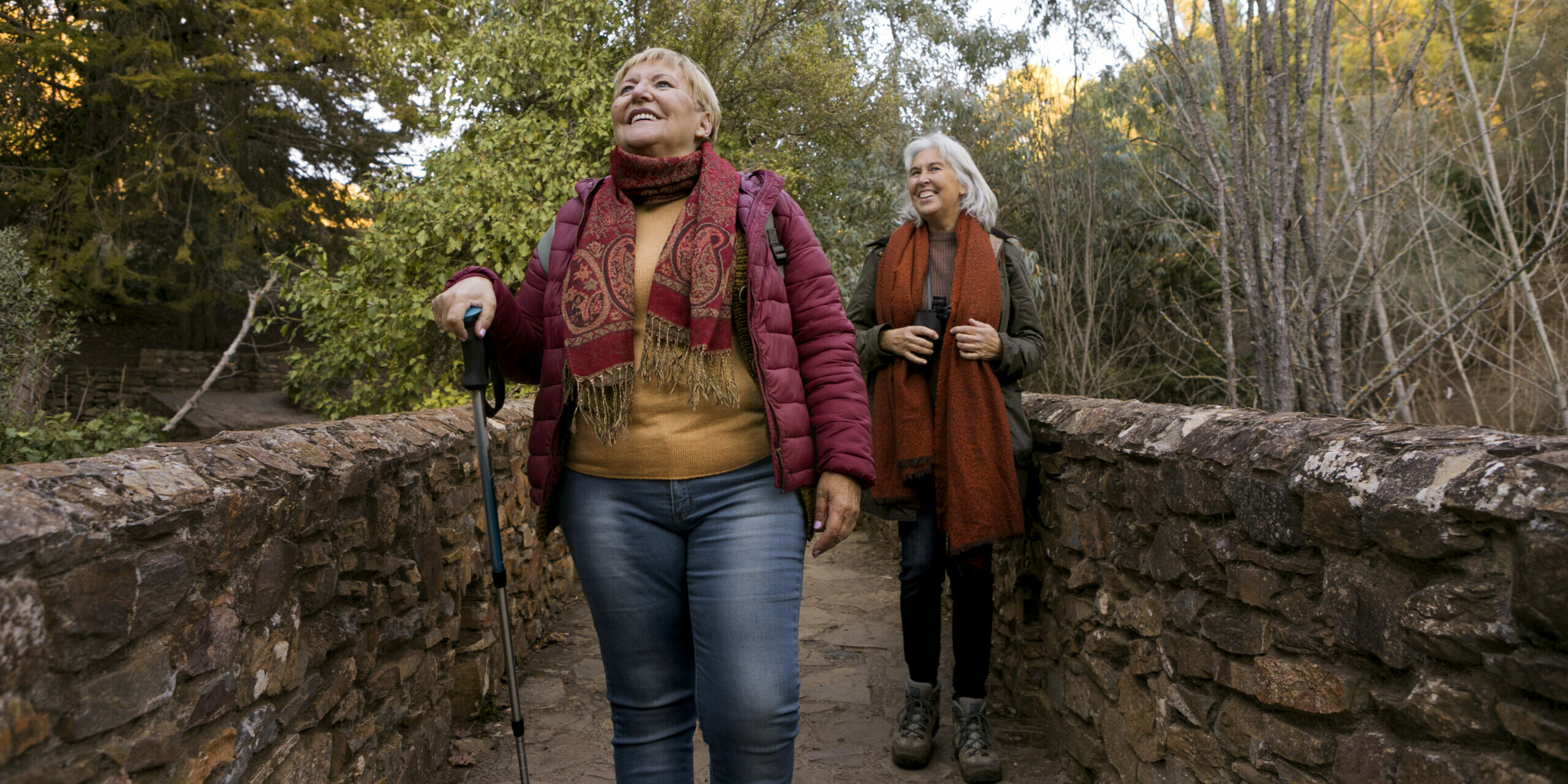 Zwei Damen auf Herstwanderung