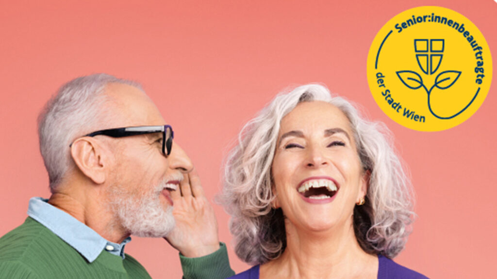 Bildcollage zur Bewerbung des Senior:innentags 2026, der von der Senior:innenbeauftragten der Stadt Wien veranstaltet wird, zeigt einen Mann mit weißen Haaren und Bart sowie eine lachende Frau mit grauem lockigen Haar vor einfärbigen rosefärbigen Hintergrund.