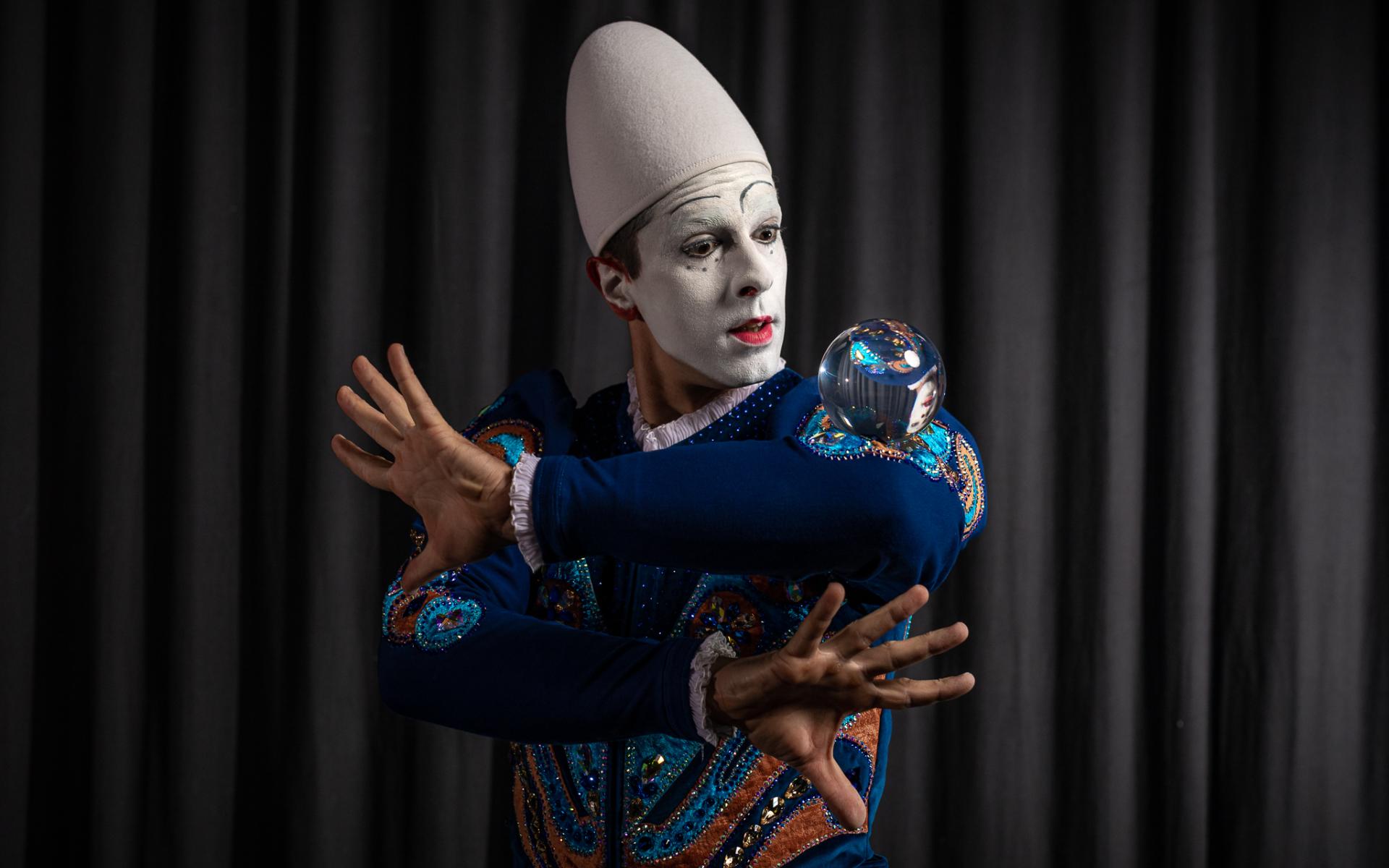 Pierre Roman und der Wal am Strand