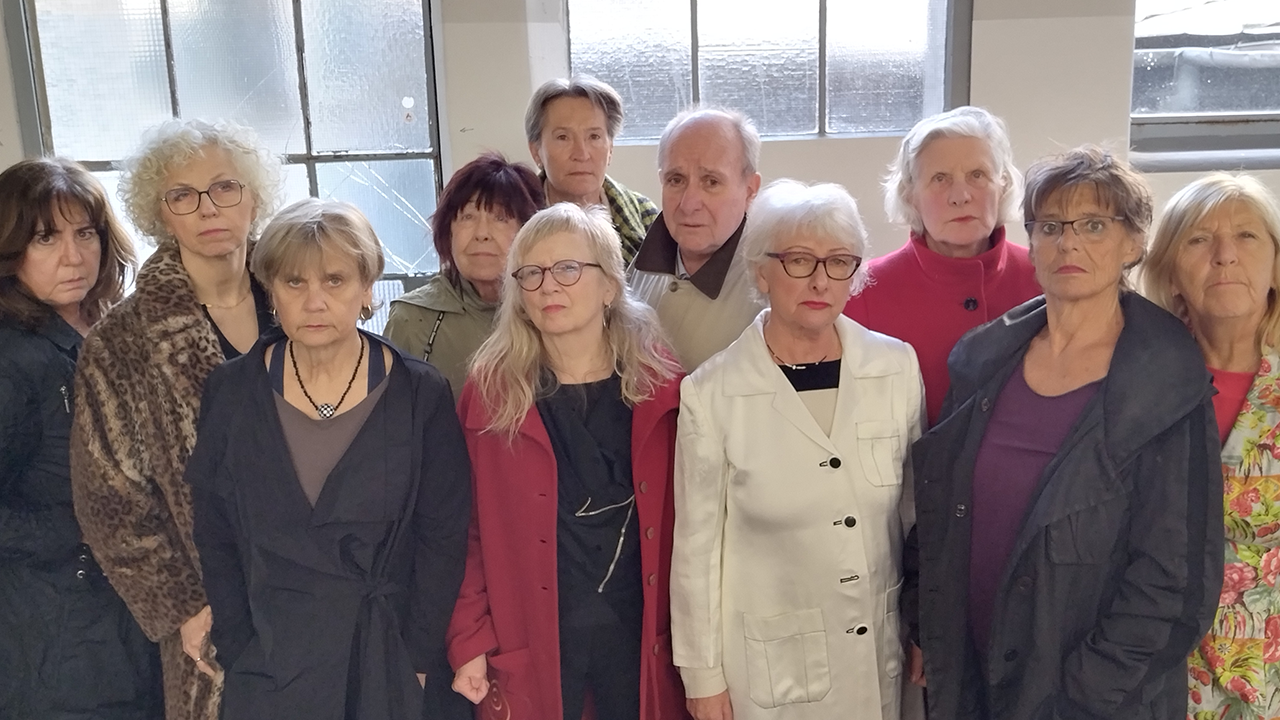 Gruppenfoto der Age Company für die Aufführung "Trotz"
