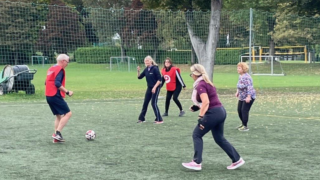 Seniorinnen und Senioren spielen Fußball